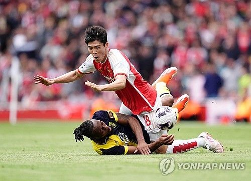영국 매체 '데일리 메일'이 12일(한국시간) 아스널 수비수 도미야스의 장기적인 몸 상태에 우려가 된다며 그가 두 번째 무릎 수술을 앞두고 있다고 독점 보도했다.&nbsp;연합뉴스