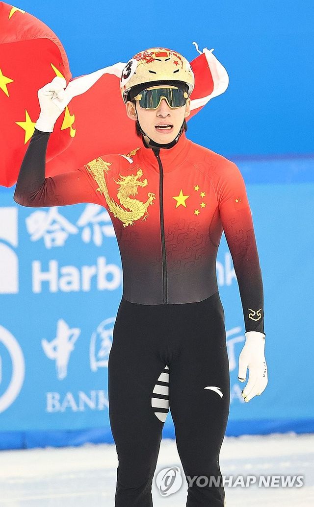 8일 중국 하얼빈 헤이룽장 빙상훈련센터 다목적홀에서 열린 하얼빈 동계아시안게임 쇼트트랙 남자 500m 결승에서 금메달을 획득한 중국 린샤오쥔(한국명 임효준)이 기뻐하고 있다. 연합뉴스