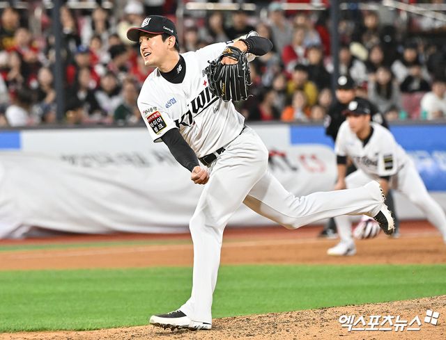 1일 오후 수원KT위즈파크에서 열린 '2024 신한 SOL Bank KBO리그' SSG 랜더스와 KT 위즈의 5위 결정전 경기, 7회초 KT 고영표가 공을 힘차게 던지고 있다. 엑스포츠뉴스DB