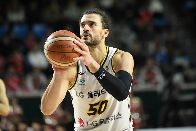 LG 센터 마레이는 12일 잠실 학생실내체육관에서 '2024-2025시즌 KCC 프로농구' 5라운드 SK전에 출전했다. 1쿼터 11득점 6리바운드를 기록해 골밑에 활력을 불어넣었다. KBL