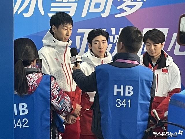 가운데에 선 중국 남자 쇼트트랙 대표팀 에이스 린샤오쥔(한국명 임효준)이 지난 9일 2025 하얼빈 동계아시안게임 경기를 마친 뒤 중국 취재진과 인터뷰하고 있다. 하얼빈, 최원영 기자