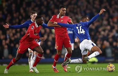 리버풀은 13일(한국시간) 영국 리버풀에 위치한 구디슨 파크에서 열린 에버턴과의 2024-25시즌 프리미어리그 15라운드 순연 경기이자 머지사이드 더비에서 2-2 무승부를 거뒀다. 이날 리버풀 에이스 모하메드 살라는 전반 16분 알렉시스 맥알리스터의 동점골을 돕고 후반 28분엔 역전골을 터트렸지만 후반 추가시간 동점골을 허용하면서 무승부로 경기를 마쳤다. 연합뉴스
