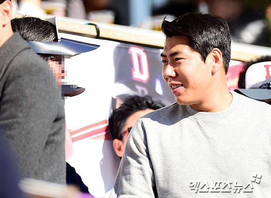 30일 오후 서울 송파구 잠실야구장에서 열린 '2016 타이어뱅크 KBO리그 포스트시즌' NC 다이노스와 두산 베어스의 한국시리즈 2차전 경기, 피츠버그 강정호가 지인과 인사를 나누고 있다. 엑스포츠뉴스 DB