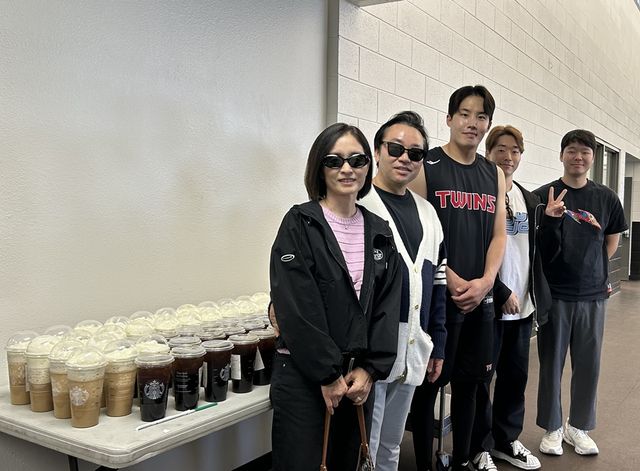 LG 열혈팬 이준(왼쪽 두 번째)씨가 지인들과 함께 스프링캠프지를 방문했다. 선수단에게 커피 100잔을 선물하며 선전을 기원했다. LG 트윈스