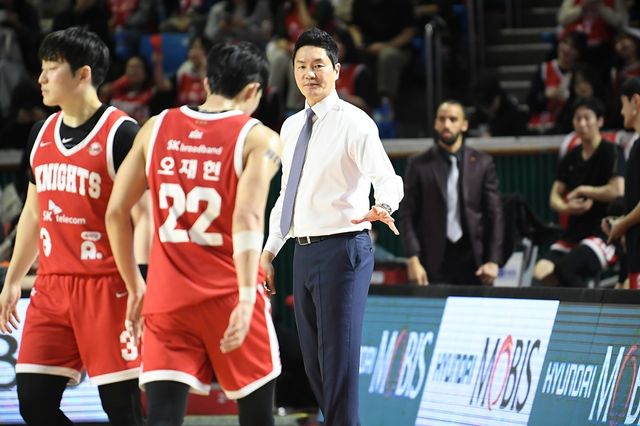 SK는 12일 잠실 학생실내체육관에서 '2024-2025시즌 KCC 프로농구' 5라운드 LG전에서 68-77로 패했다. 전희철 SK 감독은 경기 후 선수들의 집중력 부재를 아쉬움으로 꼽았다. KBL