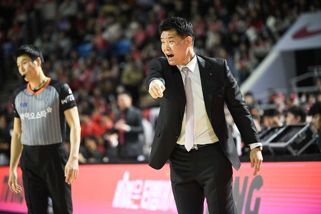 LG는 12일 잠실 학생실내체육관에서 '2024-2025시즌 KCC 프로농구' 5라운드 SK전에서 77-68로 승리했다. 조상현 LG 감독은 경기 후 SK전 연패 탈출을 기뻐했다. KBL