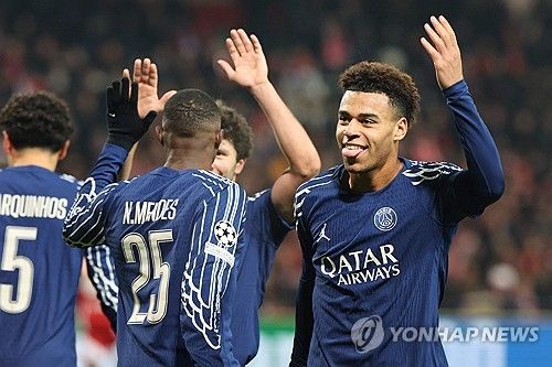 PSG가 12일(한국시간) 프랑스 갱강에 있는 스타드 드 루두루에서 열린 브레스트와의 2024-2025시즌 UEFA 챔피언스리그 16강 플레이오프 1차전에서 3-0 대승을 거두며 토너먼트 진출에 한발 다가섰다.&nbsp;연합뉴스