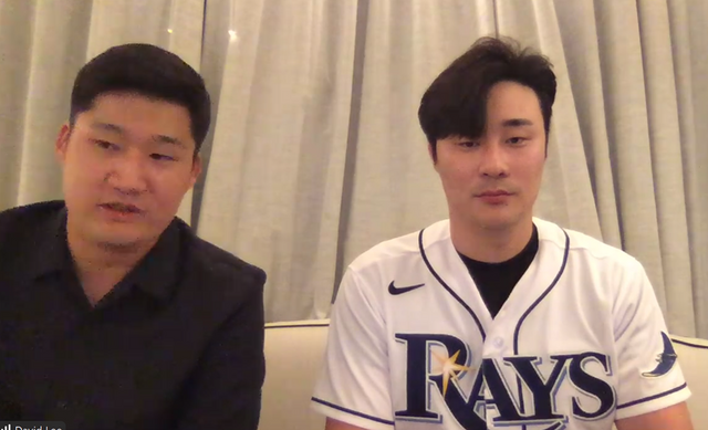김하성(오른쪽)은 탬파베이의 유격수 고민을 덜어주리라 많은 기대를 받고 있다. 팀 내 최고 연봉자로서 활약해야 할 2025시즌이다. 줌 화상 인터뷰 캡처