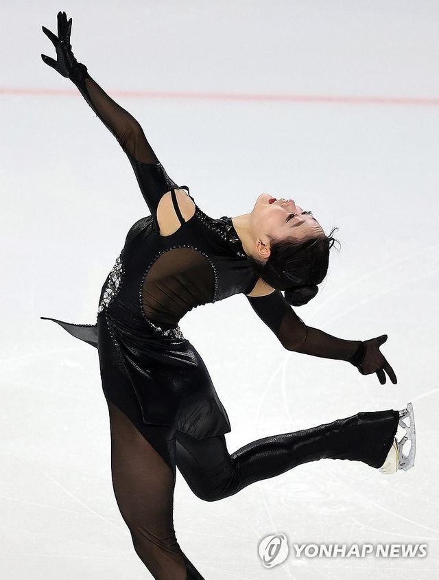 피겨스케이팅 김채연이 12일 중국 하얼빈 헤이룽장 빙상훈련센터 다목적홀에서 열린 하얼빈 동계아시안게임 피겨 여자 싱글 쇼트프로그램에서 연기를 펼치고 있다. 연합뉴스
