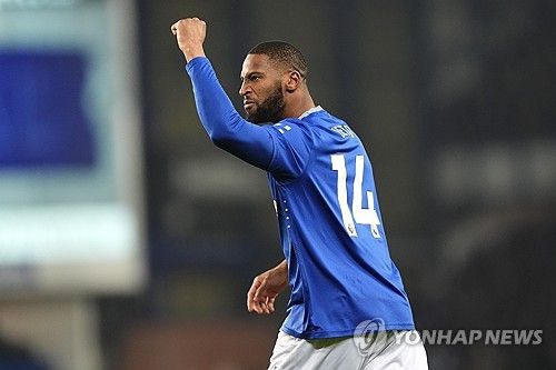 리버풀은 13일(한국시간) 영국 리버풀에 위치한 구디슨 파크에서 열린 에버턴과의 2024-25시즌 프리미어리그 15라운드 순연 경기이자 머지사이드 더비에서 2-2 무승부를 거뒀다. 이날 리버풀 에이스 모하메드 살라는 전반 16분 알렉시스 맥알리스터의 동점골을 돕고 후반 28분엔 역전골을 터트렸지만 후반 추가시간 동점골을 허용하면서 무승부로 경기를 마쳤다. 연합뉴스