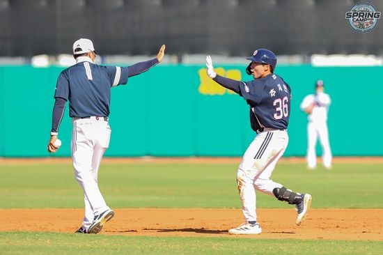 두산 베어스 외야수 추재현이 지난 12일 열린 스프링캠프 두 번째 청백전에서 솔로 홈런을 쏘아 올렸다. 두산 베어스