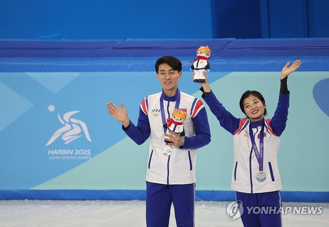 북한 피겨스케이팅 페어 렴대옥(오른쪽)과 한금철이 12일 중국 하얼빈 헤이룽장 빙상훈련센터 다목적홀에서 열린 2025 하얼빈 동계아시안게임 피겨 페어에서 은메달을 따낸 뒤 시상식에서 환하게 웃고 있다. 연합뉴스