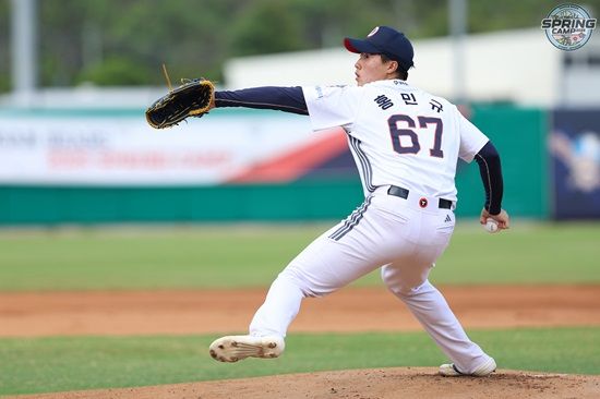 두산 베어스 투수 홍민규가 지난 12일 캠프 두 번째 청백전 마운드에 등판해 투구하고 있다. 두산 베어스