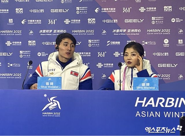 북한 피겨스케이팅 한금철(왼쪽)과 렴대옥이 12일 2025 하얼빈 동계아시안게임 피겨스케이팅 페어 종목서 은메달을 딴 뒤 공식 기자회견을 준비하고 있다. 하얼빈, 최원영 기자