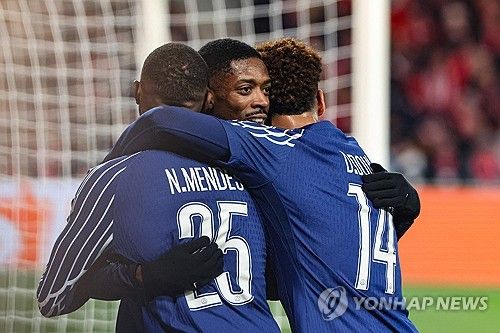 PSG가 12일(한국시간) 프랑스 갱강에 있는 스타드 드 루두루에서 열린 브레스트와의 2024-2025시즌 UEFA 챔피언스리그 16강 플레이오프 1차전에서 3-0 대승을 거두며 토너먼트 진출에 한발 다가섰다.&nbsp;연합뉴스