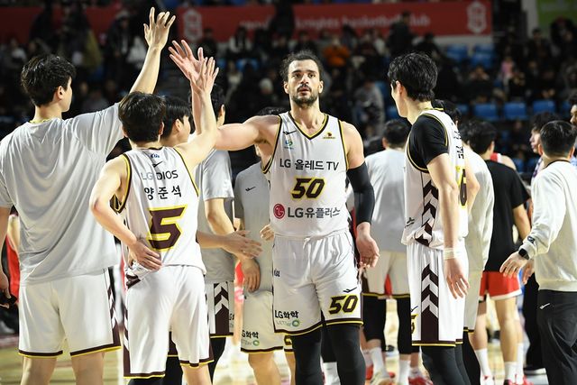 LG는 12일 잠실 학생실내체육관에서 '2024-2025시즌 KCC 프로농구' 5라운드 SK전에서 77-68로 승리했다. 조상현 LG 감독은 경기 후 SK전 연패 탈출을 기뻐했다. KBL
