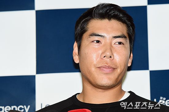 7일 오후 강정호(29, 피츠버그 파이어리츠)가 7일 오후 인천국제공항을 통해 귀국했다. 지난해 1월 14일 피츠버그와 입단 계약을 하기 위해 출국한 이후 약 21개월 만이다. 강정호가 취재진의 질문에 답하고 있다. 엑스포츠뉴스 DB