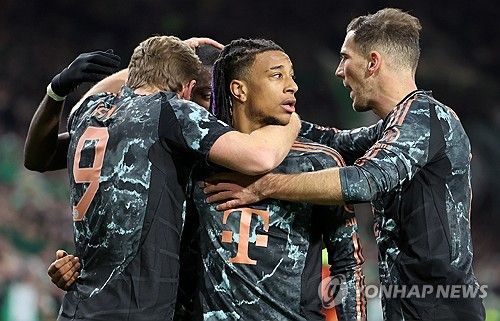 바이에른 뮌헨은 13일(한국시간) 스코틀랜드 글래스고에 위치한 셀틱 파크에서 열린 셀틱과의 2024-25시즌 유럽축구연맹(UEFA) 챔피언스리그 16강 플레이오프 1차전에서 2-1 승리를 거뒀다. 이날 김민재(바이에른 뮌헨)와 양현준(셀틱) 모두 벤치에 포함되면서 코리안더비가 성사되지 않았다. 김민재는 이날 결장하고 양현준은 후반 32분에 교체 투입됐는데 투입된지 2분 만에 도움을 기록하면서 맹활약했다. 연합뉴스