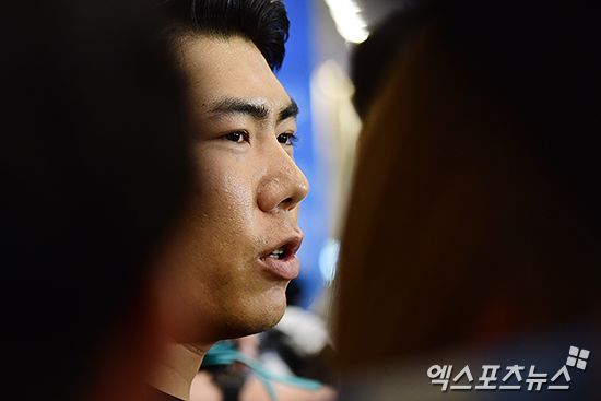 7일 오후 강정호(29, 피츠버그 파이어리츠)가 7일 오후 인천국제공항을 통해 귀국했다. 지난해 1월 14일 피츠버그와 입단 계약을 하기 위해 출국한 이후 약 21개월 만이다. 강정호가 취재진의 질문에 답하고 있다. 엑스포츠뉴스 DB