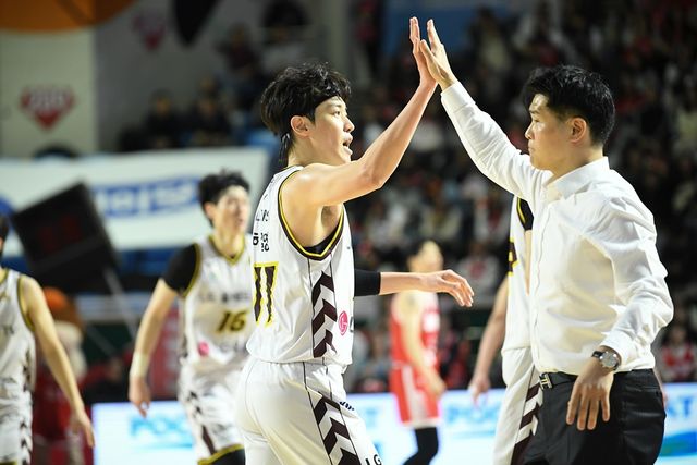 LG는 12일 잠실 학생실내체육관에서 '2024-2025시즌 KCC 프로농구' 5라운드 SK전에서 77-68로 승리했다. 조상현 LG 감독(오른쪽)은 경기 후 SK전 연패 탈출을 기뻐했다. KBL