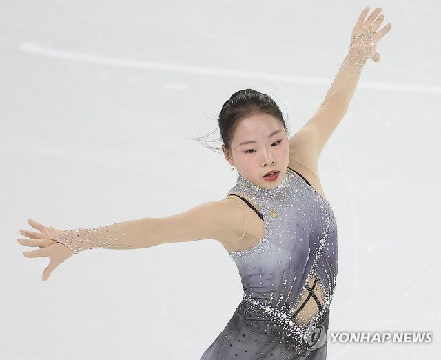 피겨스케이팅 김서영이 12일 중국 하얼빈 헤이룽장 빙상훈련센터 다목적홀에서 열린 하얼빈 동계아시안게임 피겨 여자 싱글 쇼트프로그램에서 연기를 펼치고 있다. 연합뉴스