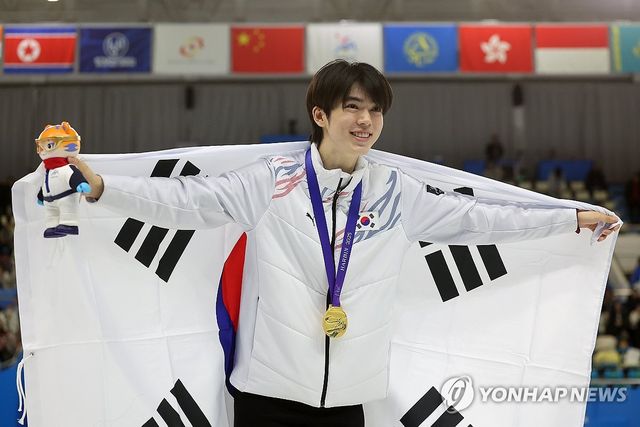 피겨스케이팅 차준환이 13일 중국 하얼빈 헤이룽장 빙상훈련센터 다목적홀에서 열린 2025 하얼빈 동계아시안게임 피겨 남자 싱글에서 금메달을 따냈다. 연합뉴스