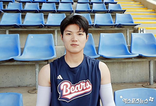 두산 베어스 외야수 전다민이 호주 블랙타운 스프링캠프에서 취재진과 인터뷰에 응하고 있다. 블랙타운, 김근한 기자