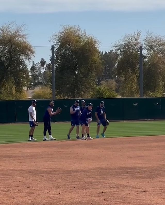 미국프로야구 메이저리그 LA 다저스에 입단한 내야수 김혜성이 공식 야수 훈련 시작을 앞두고 미국 애리조나주 글렌데일 캐멀백랜치에 위치한 다저스의 훈련장에서 훈련을 소화하고 있다. MLB 공식 SNS