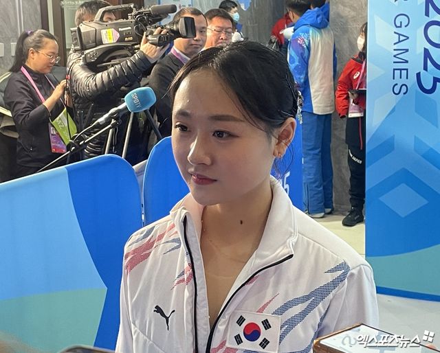 피겨스케이팅 김채연이 13일 2025 하얼빈 동계아시안게임 피겨스케이팅 여자 싱글에서 우승한 뒤 믹스트존 인터뷰에 임하고 있다. 하얼빈, 최원영 기자