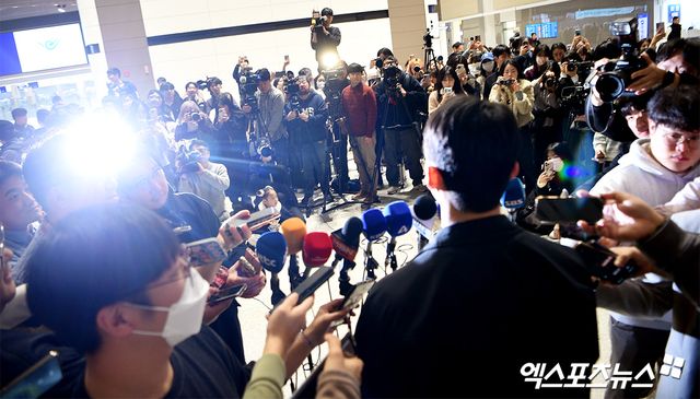미국 메이저리그(MLB) LA 다저스와 계약한 김혜성이 14일 오후 인천국제공항을 통해 출국하고 있다. 김혜성은 포스팅 마감 약 4시간을 앞두고 지난 4일 LA 다저스와 3+2년 최대 2200만 달러(약 323억8400만원)에 계약하며 MLB 진출의 꿈을 이뤘다. 출국 후 김혜성은 애리조나주 글렌데일 캐멀백랜치에서 열리는 LA 다저스 스프링캠프에 합류해 본격적인 데뷔 시즌 준비에 나설 예정이다. 엑스포츠뉴스 DB