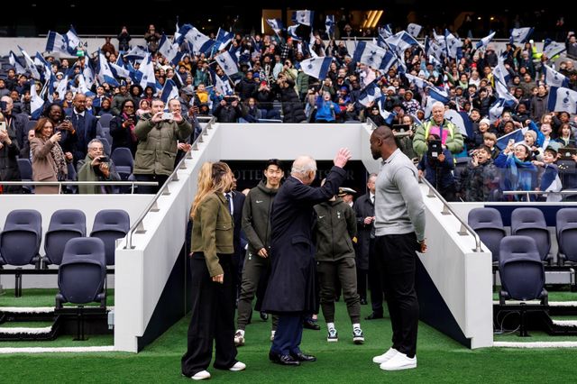 세계적인 선수인 손흥민도 국왕 앞에서는 공손해질 수밖에 없었다. 토트넘 홋스퍼 남자팀의 주장인 손흥민이 토트넘을 대표해 영국의 국왕 찰스 3세를 접견했다. 현지 보도에 따르면 찰스 3세는 지난 12일(한국시간) 토트넘과 미국프로풋볼(NFL)이 후원하는 지역 아동 지원 사업 격려 차원에서 토트넘 홋스퍼 스타디움을 방문했다. 손흥민은 이 자리에서 찰스 3세와 만나 담소를 나눈 뒤 함께 행사에 참석했다. 사진 토트넘