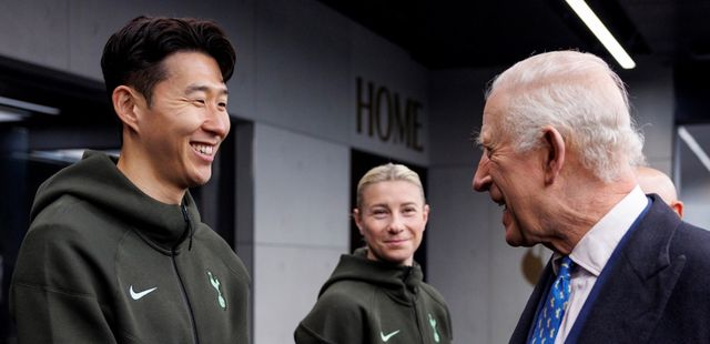 세계적인 선수인 손흥민도 국왕 앞에서는 공손해질 수밖에 없었다. 토트넘 홋스퍼 남자팀의 주장인 손흥민이 토트넘을 대표해 영국의 국왕 찰스 3세를 접견했다. 현지 보도에 따르면 찰스 3세는 지난 12일(한국시간) 토트넘과 미국프로풋볼(NFL)이 후원하는 지역 아동 지원 사업 격려 차원에서 토트넘 홋스퍼 스타디움을 방문했다. 손흥민은 이 자리에서 찰스 3세와 만나 담소를 나눈 뒤 함께 행사에 참석했다. 사진 토트넘