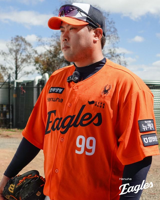 한화 이글스의 1차 스프링캠프가 진행 중인 호주 멜버른의 멜버른 볼파크, 류현진이 인터뷰를 하고 있다. 한화 이글스