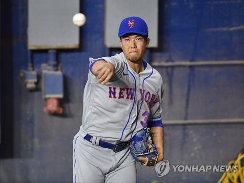 메츠 투수 센가는 지난해 어깨와 종아리를 다쳐 원하는 대로 시즌을 치르지 못했다. 다가올 2025시즌에는 몸 상태를 끌어올려 팀에 보탬이 되리라 다짐했다. 연합뉴스 AP