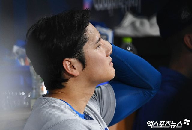 20일 오후 서울 구로구 고척스카이돔에서 열리는 '메이저리그(MLB) 월드투어 서울시리즈 2024' LA 다저스와 샌디에이고 파드리스의 개막전 경기, 다저스 오타니가 더그아웃에서 경기를 지켜보고 있다. 엑스포츠뉴스 DB