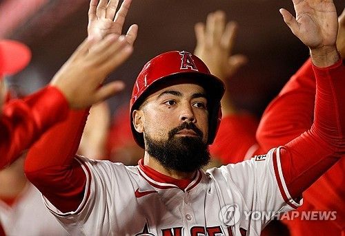 에인절스 내야수 렌던은 두 번째 엉덩이 수술로 장기 결장할 예정이다. 그는 2억 4500만 달러(약 3557억원) 거액을 받고 입단했지만, 부상자 명단에만 12번 오르며 제 몫을 하지 못하고 있다. 연합뉴스 AP