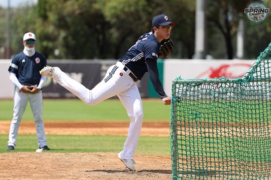 두산 베어스 투수 김유성이 이승엽 감독이 선물한 고글을 쓰고 호주 블랙타운 스프링캠프 첫 라이브 피칭에 임하고 있다. 두산 베어스