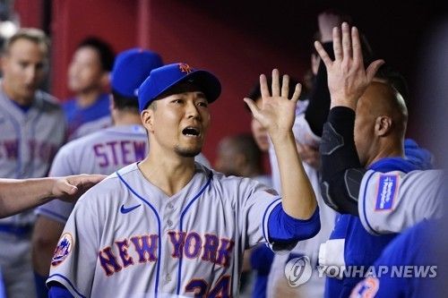 메츠 투수 센가는 지난해 어깨와 종아리를 다쳐 원하는 대로 시즌을 치르지 못했다. 다가올 2025시즌에는 몸 상태를 끌어올려 팀에 보탬이 되리라 다짐했다. 연합뉴스 AP