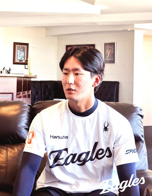 김경문 감독이 이끄는 한화 이글스는 호주 멜버른의 멜버른 볼파크에서 1차 스프링캠프를 진행 중이다. 비봉고, 동원과기대를 졸업하고 2025 신인드래프트 11라운드 전체 102순위로 한화 유니폼을 입은 신인 외야수 이민재도 캠프 명단에 이름을 올리고 선배들과 함께 구슬땀을 흘리고 있다. 한화 이글스