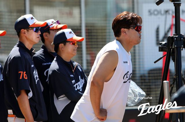 한화 이글스의 1차 스프링캠프가 진행 중인 호주 멜버른의 멜버른 볼파크, 류현진이 선수들의 훈련을 지켜보고 있다. 한화 이글스