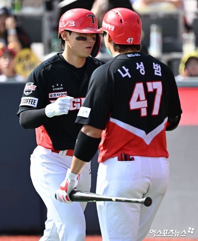 16일 오후 수원KT위즈파크에서 열린 '2024 신한 SOL Bank KBO리그' KIA 타이거즈와 KT 위즈의 경기, 3회초 KIA 김도영이 솔로 홈런을 날린 후 나성범과 하이파이브를 하고 있다. 엑스포츠뉴스 DB