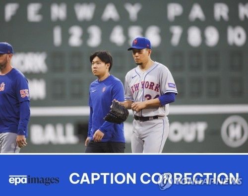 메츠 투수 센가(오른쪽)는 지난해 어깨와 종아리를 다쳐 원하는 대로 시즌을 치르지 못했다. 다가올 2025시즌에는 몸 상태를 끌어올려 팀에 보탬이 되리라 다짐했다. 연합뉴스 EPA