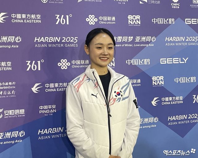 피겨스케이팅 김채연이 13일 2025 하얼빈 동계아시안게임 피겨스케이팅 여자 싱글에서 우승한 뒤 기념촬영하고 있다. 하얼빈, 최원영 기자