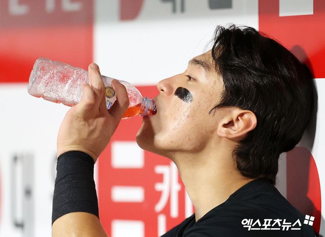 14일 오후 서울 구로구 고척스카이돔에서 열린 '2024 신한 SOL Bank KBO리그' KIA 타이거즈와 키움 히어로즈의 경기, KIA 김도영이 더그아웃에서 음료를 마시고 있다. 엑스포츠뉴스 DB