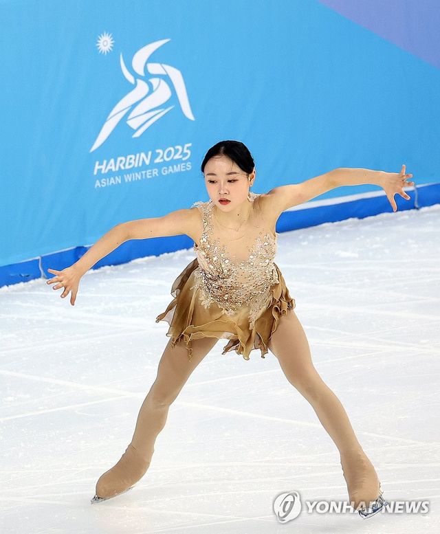 피겨스케이팅 김채연이 13일 중국 하얼빈 헤이룽장 빙상훈련센터 다목적홀에서 열린 2025 하얼빈 동계아시안게임 피겨 여자 싱글 프리스케이팅에서 연기를 펼치고 있다. ​​​연합뉴스