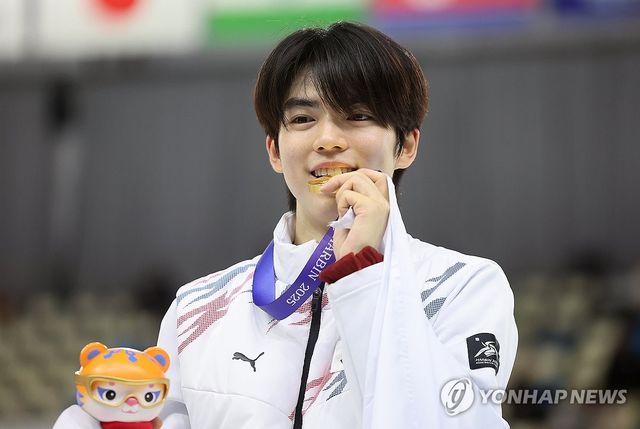 피겨스케이팅 차준환이 13일 중국 하얼빈 헤이룽장 빙상훈련센터 다목적홀에서 열린 2025 하얼빈 동계아시안게임 피겨 남자 싱글에서 금메달을 따냈다. 연합뉴스