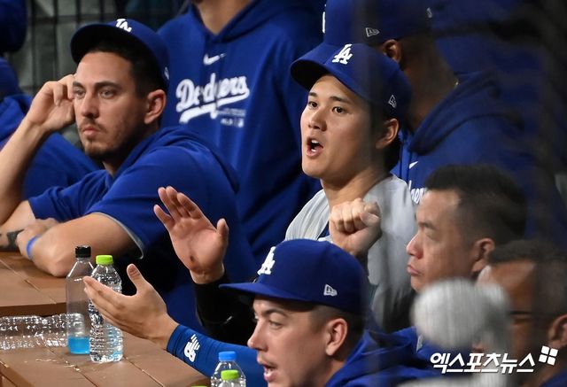 20일 서울 구로구 고척스카이돔에서 열린 '메이저리그 월드투어 서울시리즈 2024' LA 다저스와 샌디에이고 파드리스의 개막전 경기, LA 다저스가 샌디에이고에 5:2 승리를 거뒀다. 9회말 다저스 오타니가 더그아웃에서 박수를 치고 있다. 엑스포츠뉴스 DB