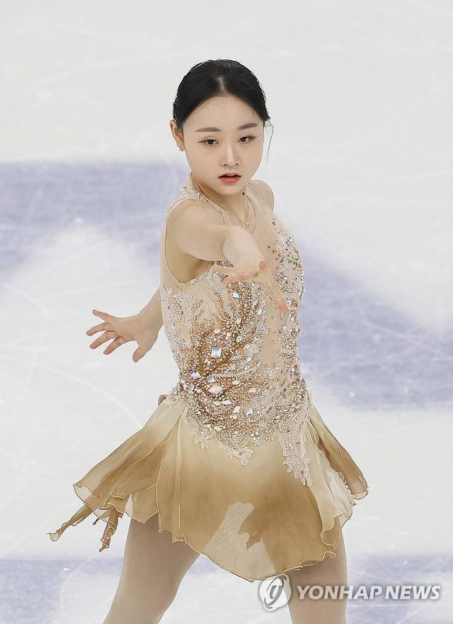 피겨스케이팅 김채연이 13일 중국 하얼빈 헤이룽장 빙상훈련센터 다목적홀에서 열린 2025 하얼빈 동계아시안게임 피겨 여자 싱글 프리스케이팅에서 연기를 펼치고 있다. ​​​연합뉴스