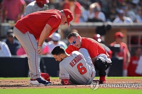 에인절스 내야수 렌던(가운데)은 두 번째 엉덩이 수술로 장기 결장할 예정이다. 그는 2억 4500만 달러(약 3557억원) 거액을 받고 입단했지만, 부상자 명단에만 12번 오르며 제 몫을 하지 못하고 있다. 연합뉴스 AFP