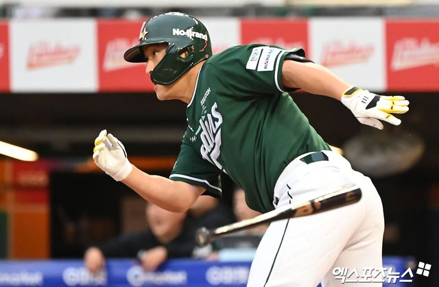 21일 오후 인천SSG랜더스필드에서 열린 '2024 신한 SOL Bank KBO리그' LG 트윈스와 SSG 랜더스의 더블헤더 2차전 경기, 3회말 1사 3루 SSG 하재훈이 1타점 적시타를 날리고 있다. 엑스포츠뉴스 DB